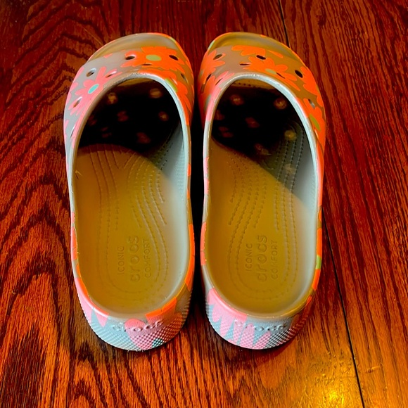 Crocs Floral Slide Sandals - Pink and Taupe - Picture 2 of 3